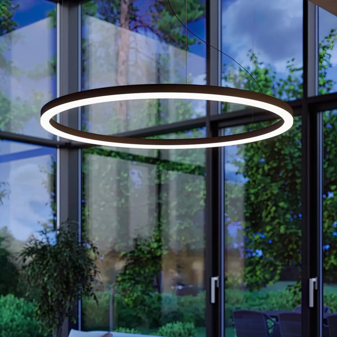 Lustre ODA noir dans un intérieur contemporain