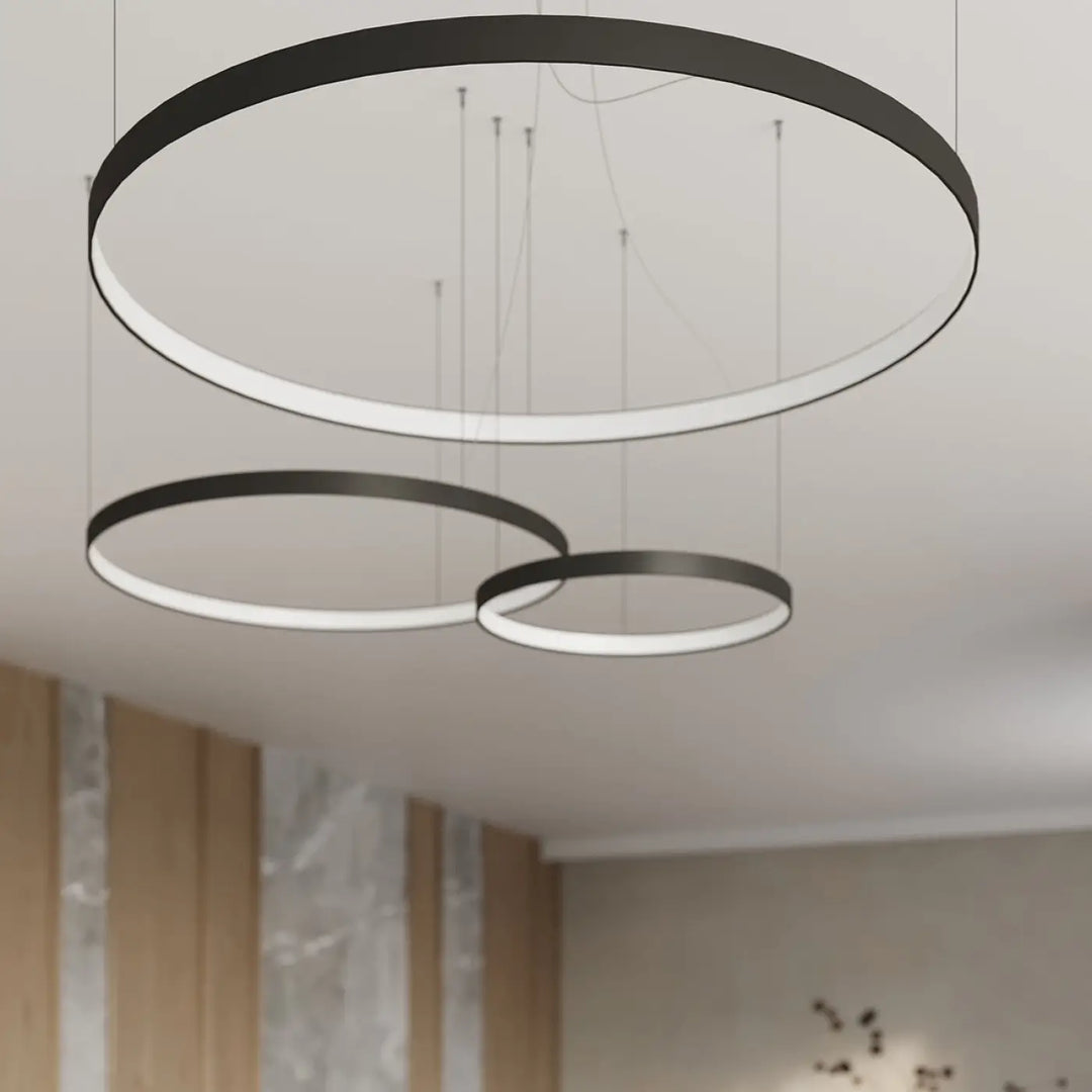 Lustre anneau RIO noir dans un salon