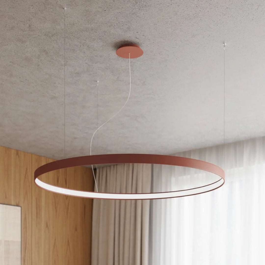 Lustre anneau RIO beige au-dessus d'une table