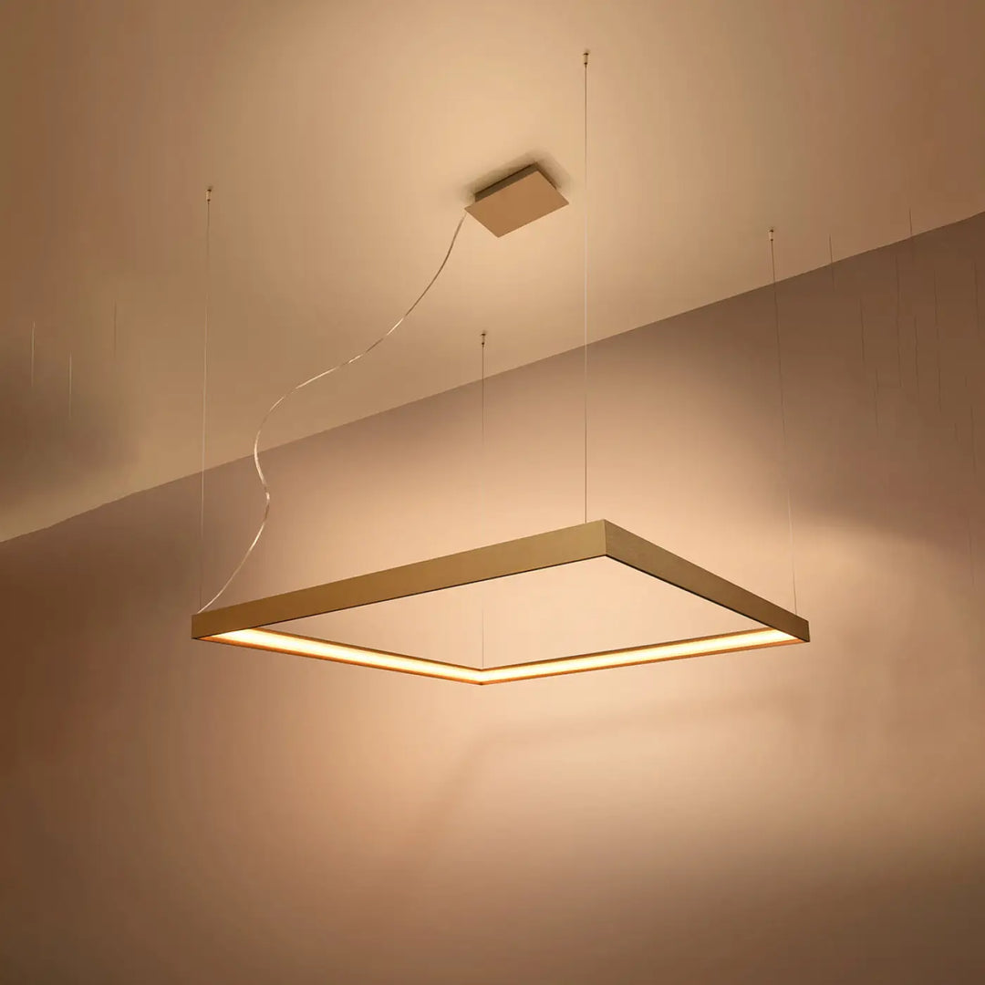 Lustre carré NELYA doré allumée, vue en perspective