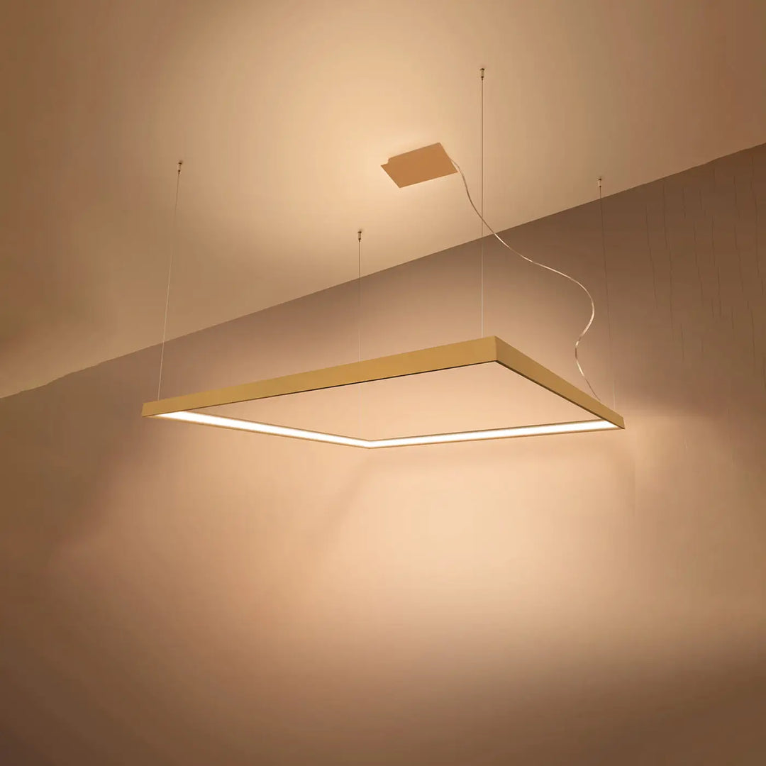Lustre carré NELYA doré allumée, vue en perspective