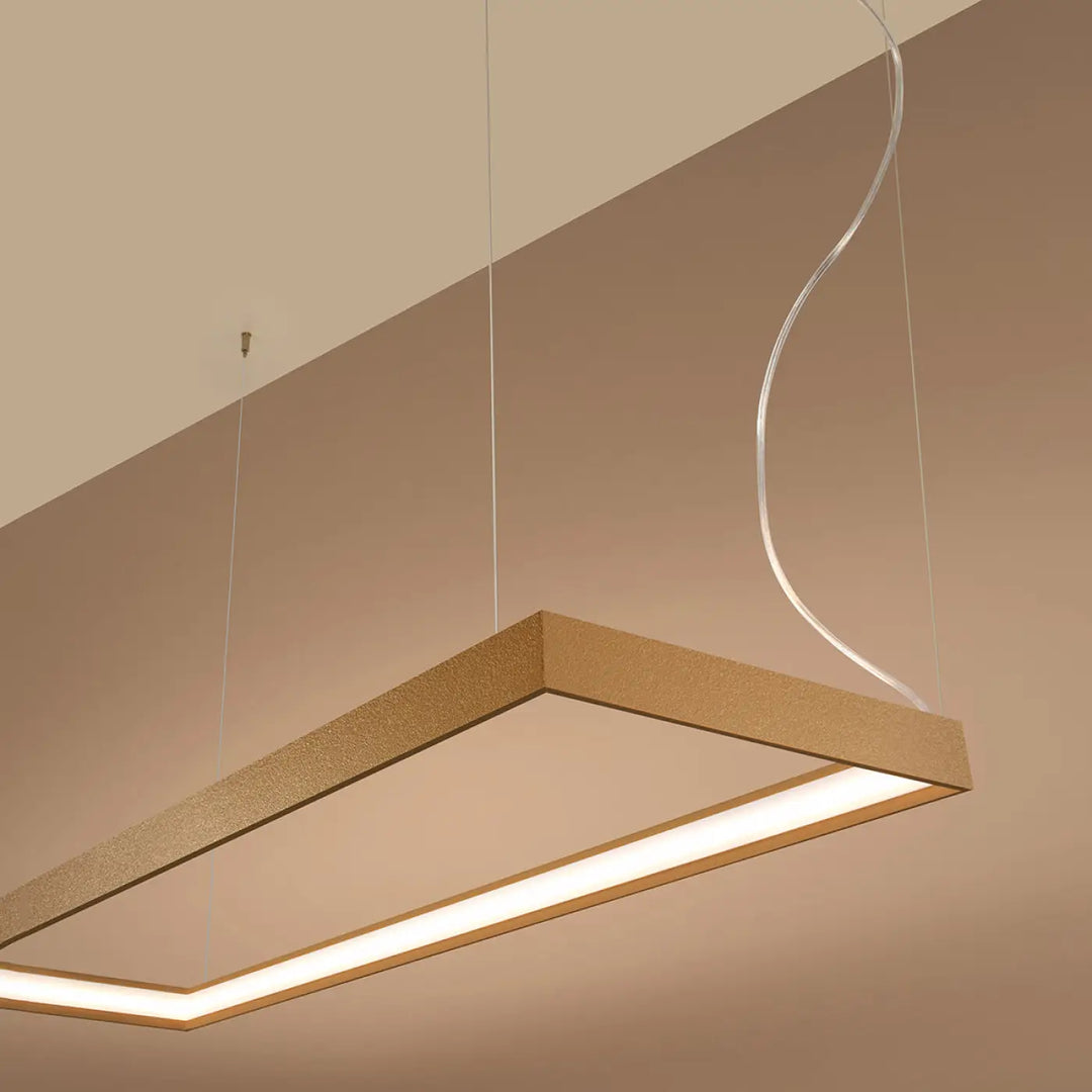 Lustre rectangulaire TUULA doré allumée, vue en perspective
