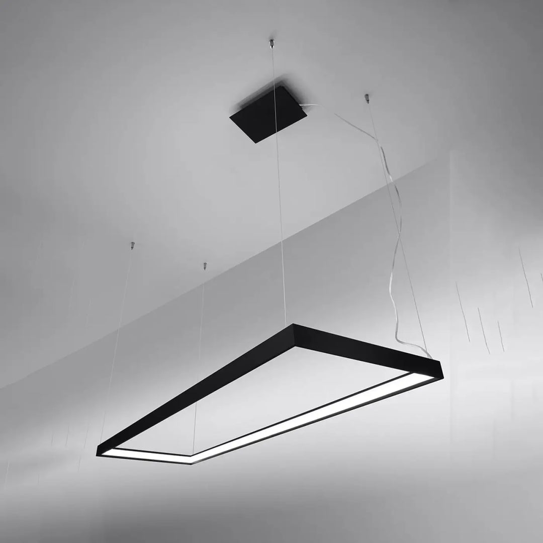 Lustre rectangulaire TUULA noir allumée, vue en perspective