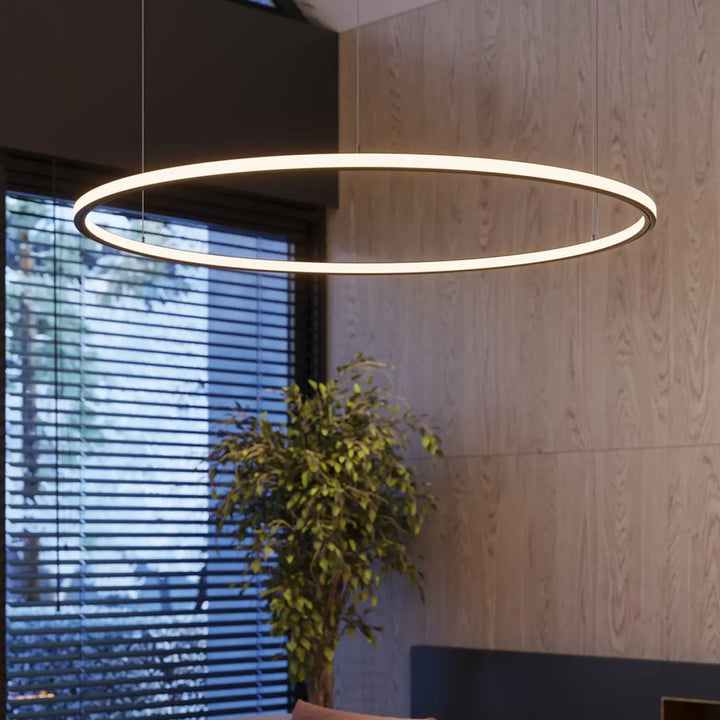 Lustre RISA noir dans un intérieur contemporain