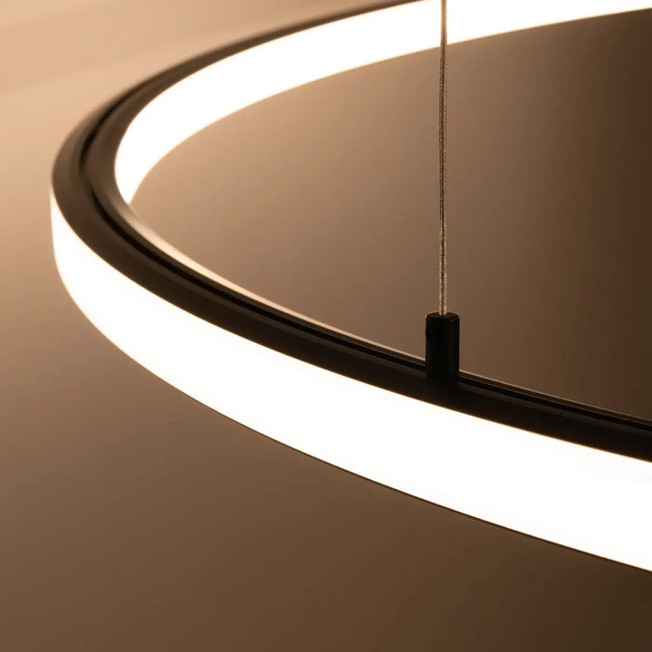 Lustre RISA noir allumée, vue rapprochée