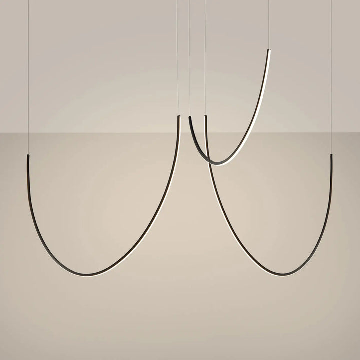Lustre ALVAR noir allumée, suspendu