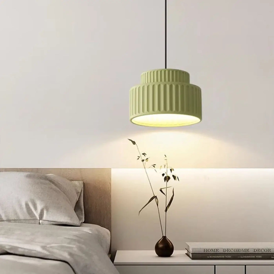 Suspension luminaire crebia moderne à étages avec finition vert sauge mat et texture verticale striée