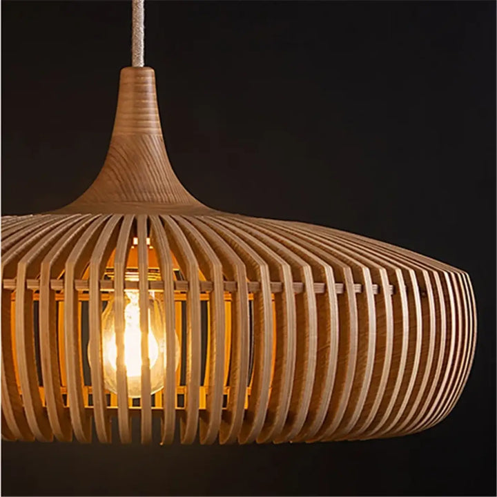 Suspension luminaire andilah en bois chaud avec design courbé et rainures verticales autour dampoule exposée