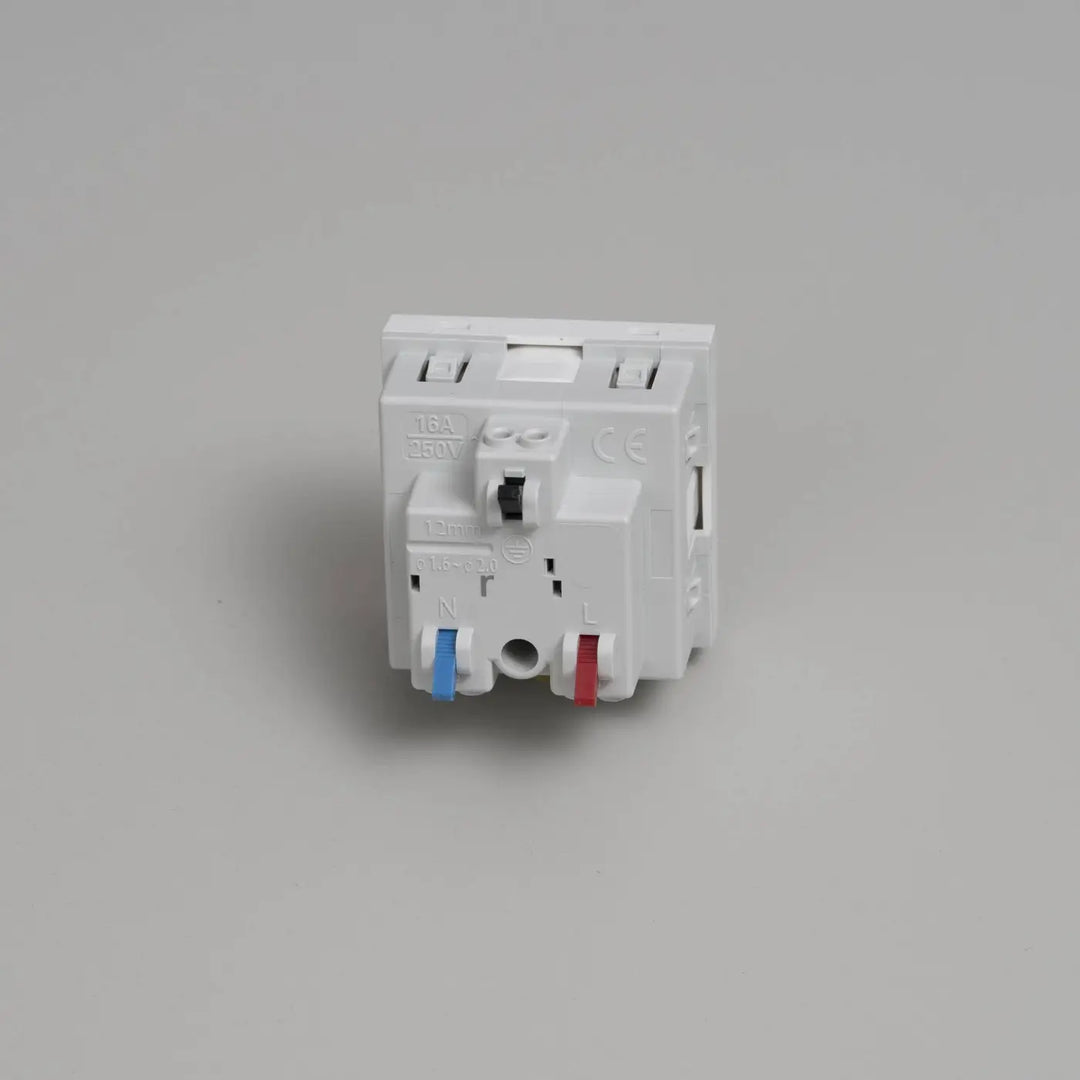 Module prise française type E blanc Buster + Punch #couleur_blanc