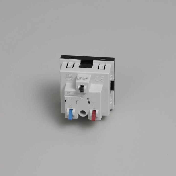 Module prise française type E noir Buster + Punch #couleur_noir