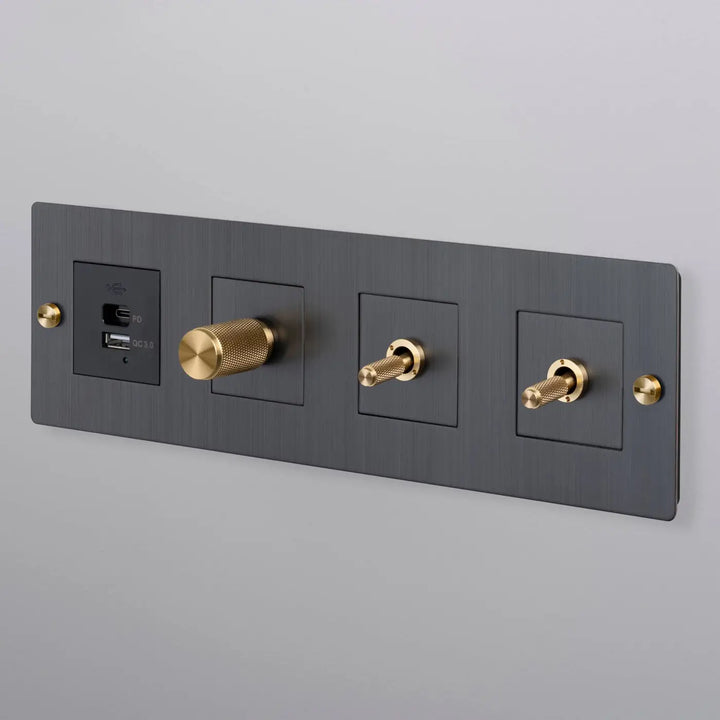 Plaque de finition Buster + Punch 4 postes en bronze fumé équipée de modules #couleur_noir
