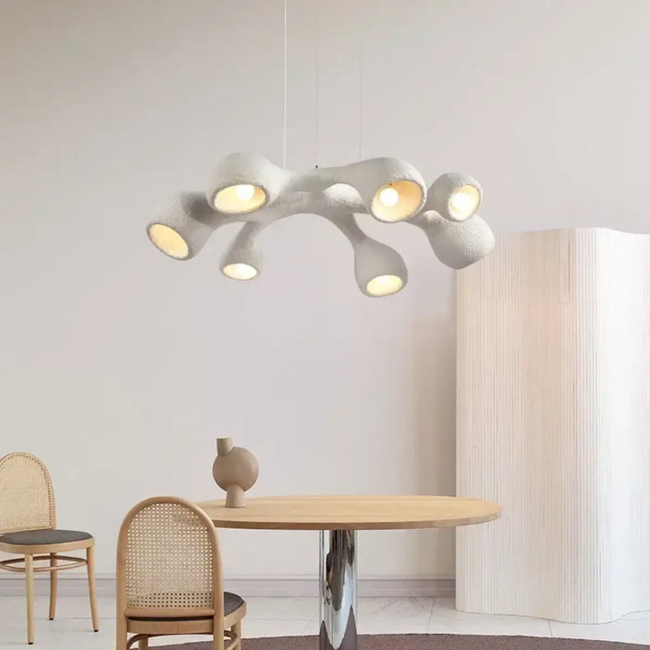 Suspension luminaire lucrecy blanc avec bras organiques sculpturaux et lumières chaudes intégrées