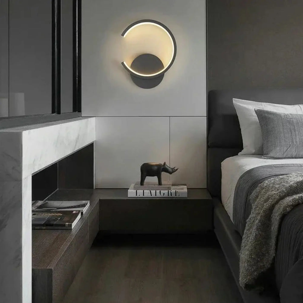 Applique murale led carl en forme de croissant avec finition métallique et lumière chaude solution d’éclairage moderne