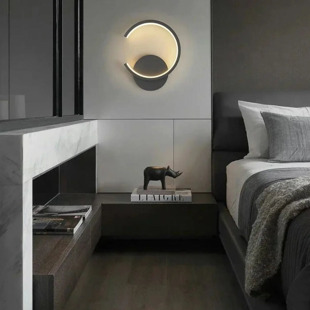 Applique murale led carl en forme de croissant avec finition métallique et lumière chaude solution d’éclairage moderne