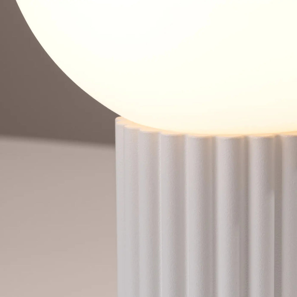 Lampe à poser Halo à globe en verre et socle cannelé blanc, vue rapprochée du socle