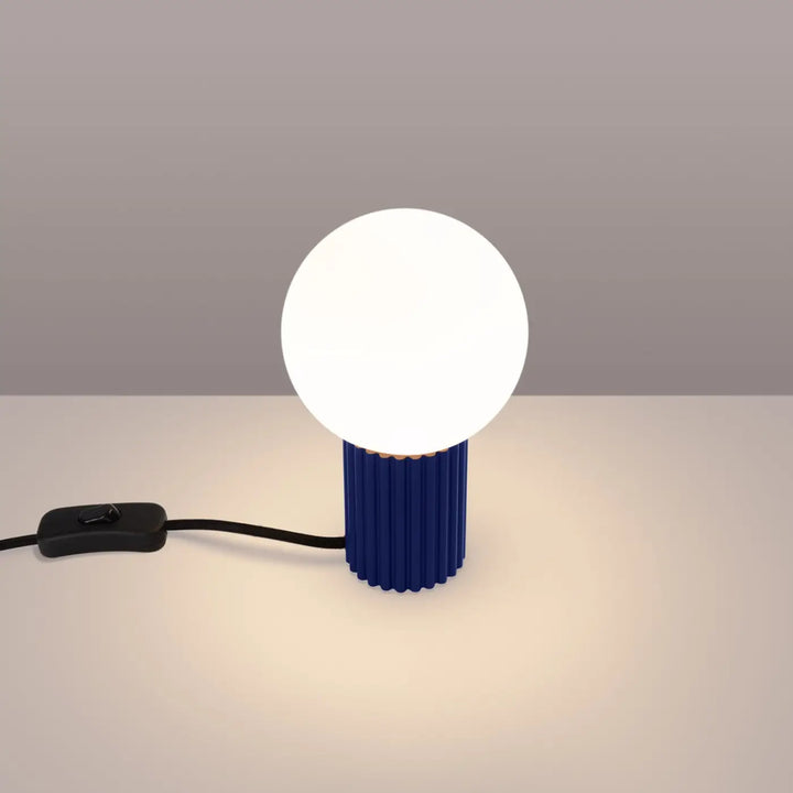 Lampe à poser outremer allumée