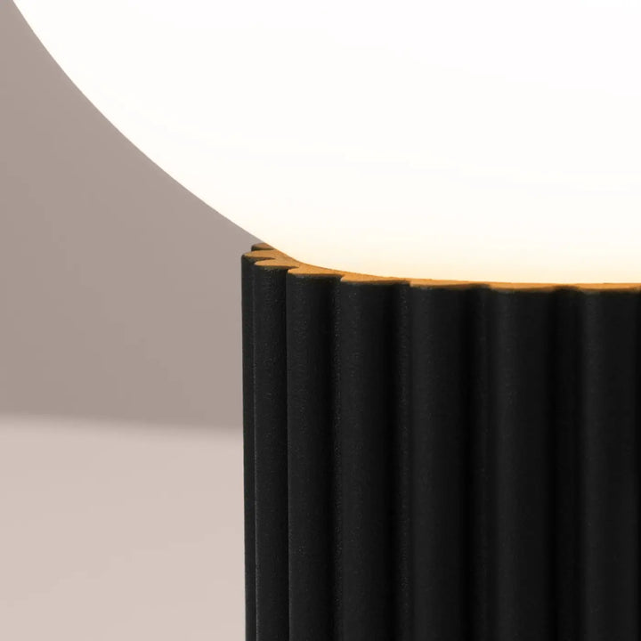 Lampe à poser noir, socle cannelé vu de près