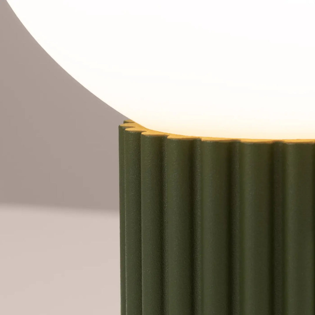 Lampe à poser vert olive, socle cannelé vu de près