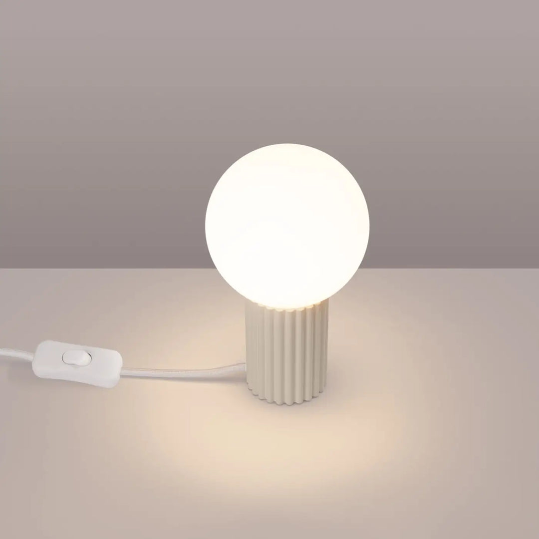 Lampe à poser beige allumée