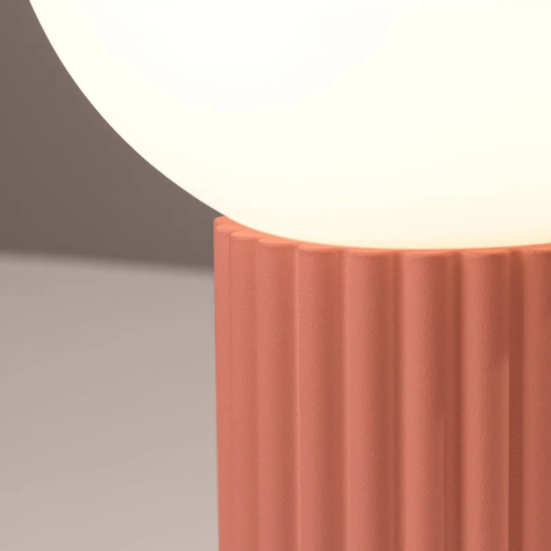 Lampe à poser pêche, socle cannelé vu de près