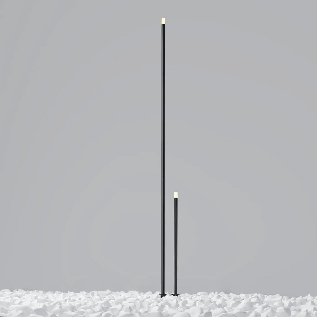 Deux piquets extérieur led noirs élégants avec capuchons blancs sur des galets blancs luminaire extérieur spear