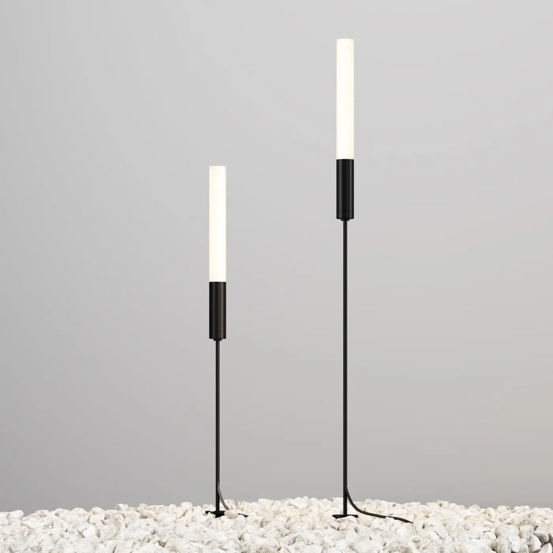 Deux piquets lumineux luminaire extérieur flare avec tige fine en aluminium noir et diffuseurs cylindriques blancs minimalistes