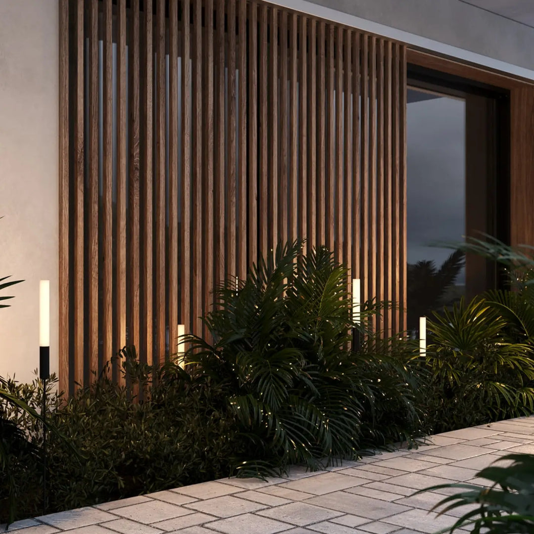 Panneau mural en bois brun foncé à rainures verticales pour luminaire extérieur flare tige fine aluminium noir piquet lumineux