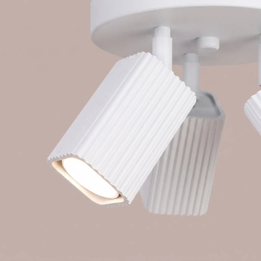 Plafonnier Rayo blanc à 3 spots orientables, détail des cannelures