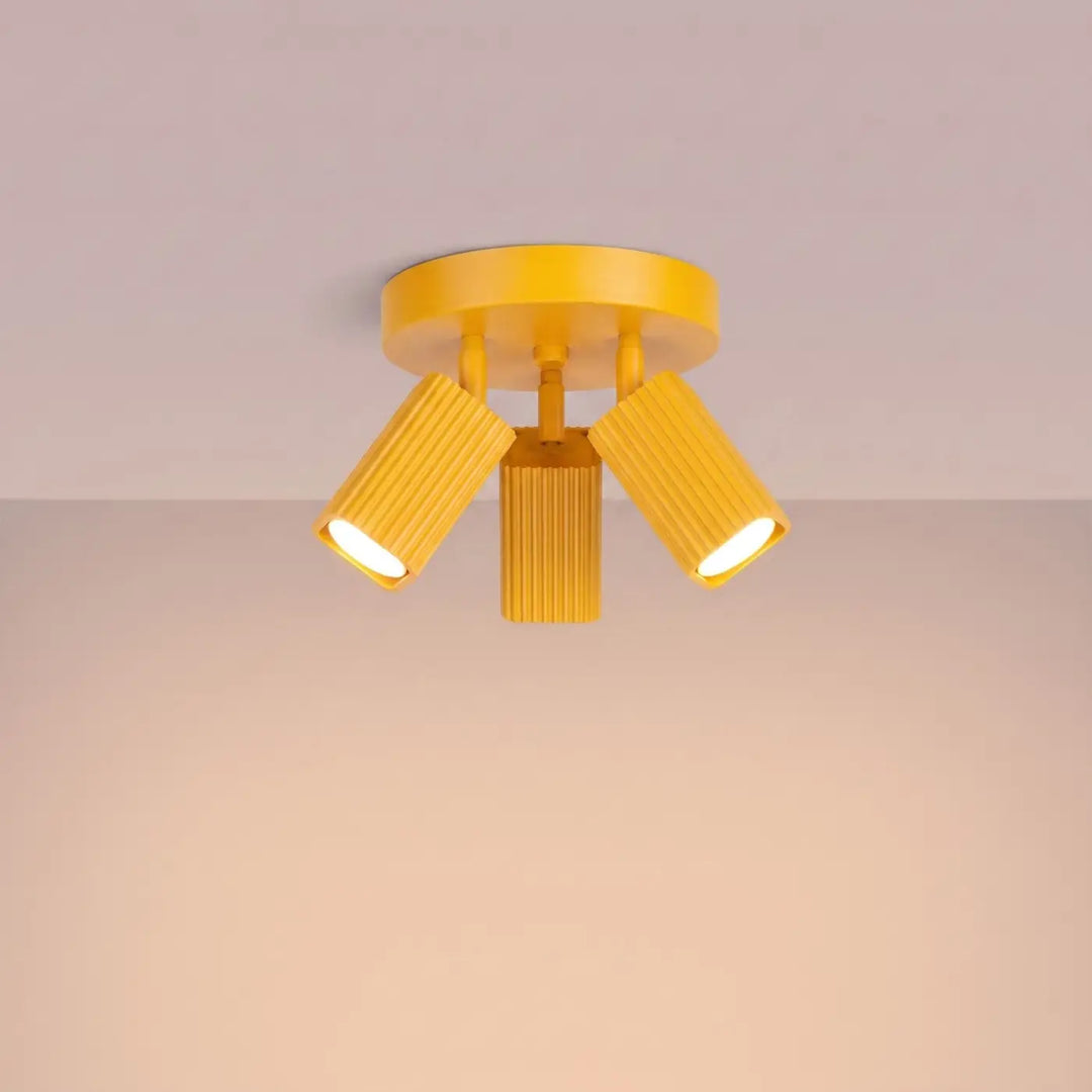 Plafonnier Rayo jaune à 3 spots orientables, allumé