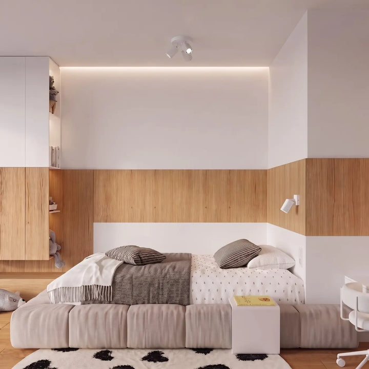 Plafonnier Rayo blanc à 3 spots orientables au plafond d'une chambre