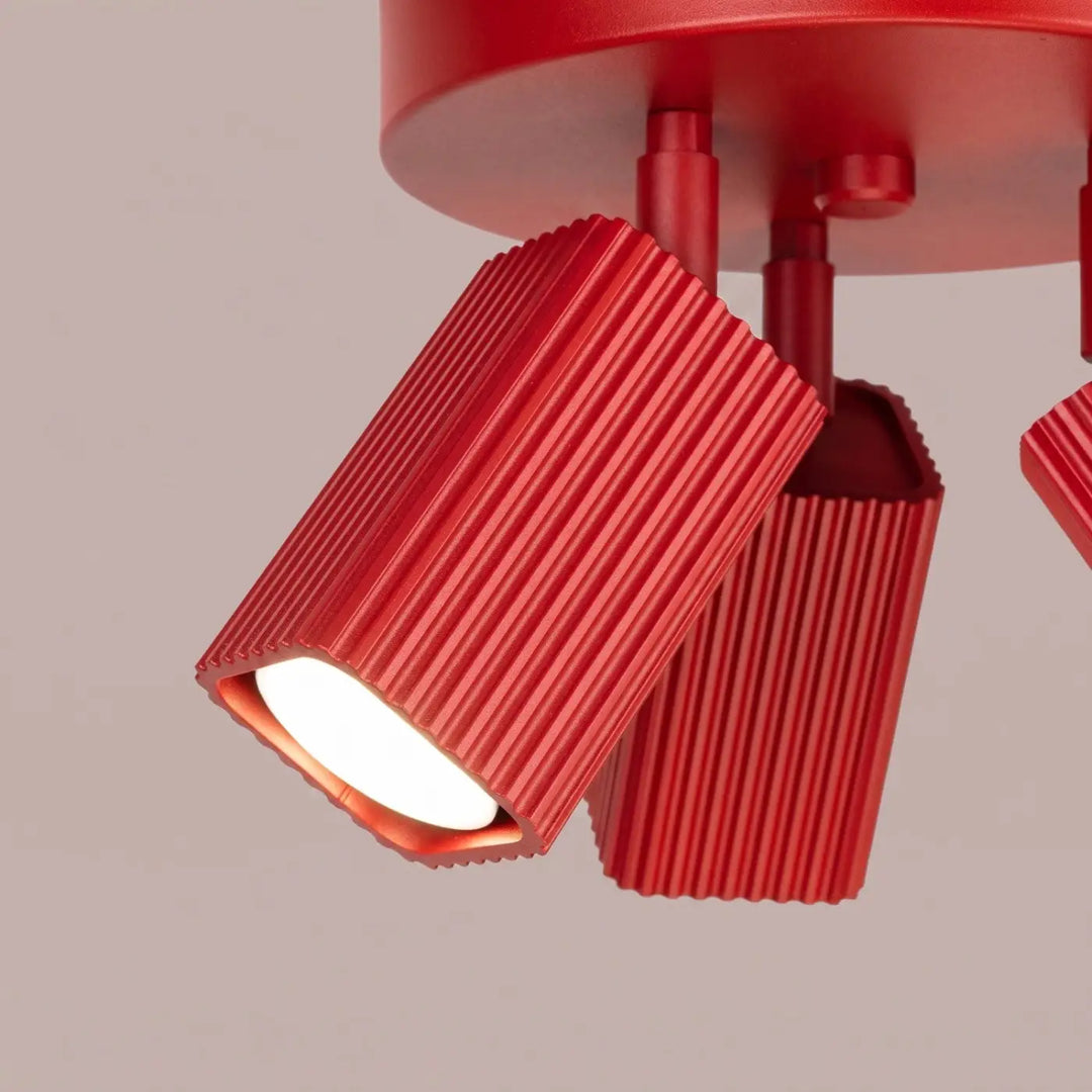 Plafonnier Rayo rouge à 3 spots orientables, détail des cannelures