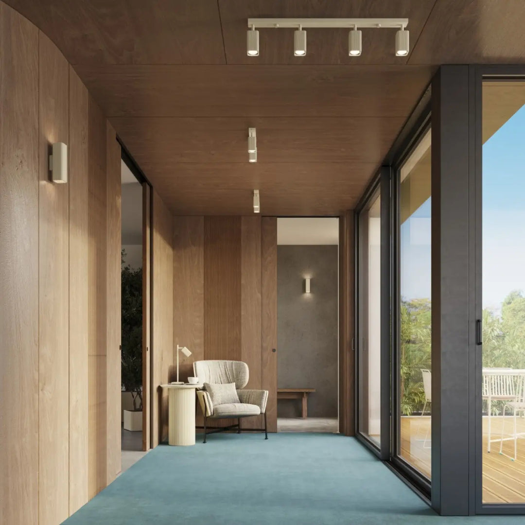 Plafonnier Rayo beige à 3 spots orientables au plafond d'une chambre