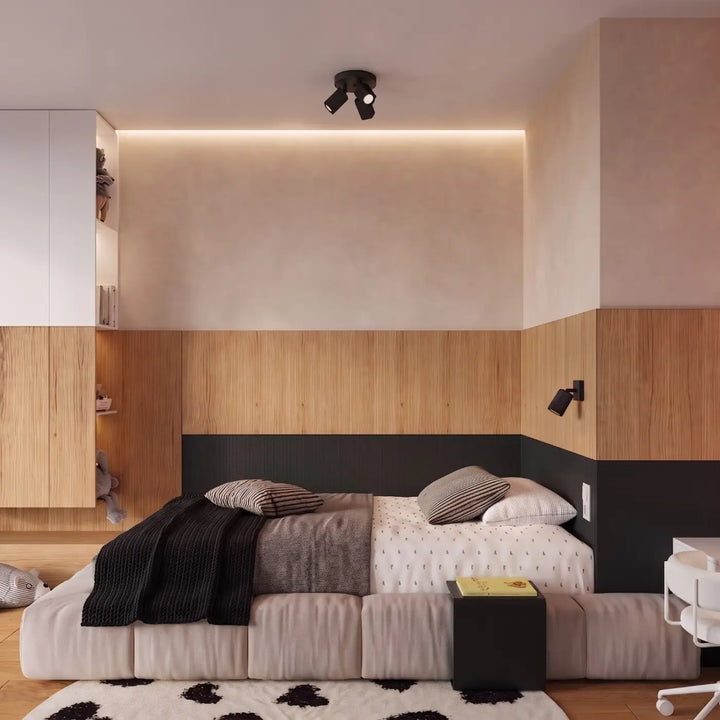 Plafonnier Rayo noir à 3 spots orientables au plafond d'une chambre
