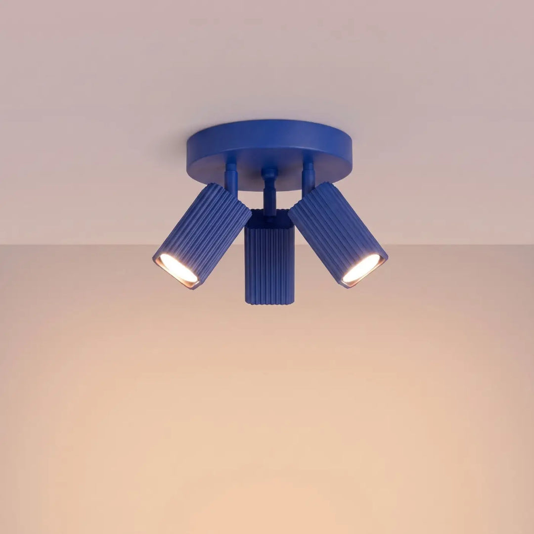 Plafonnier Rayo outremer à 3 spots orientables, allumé