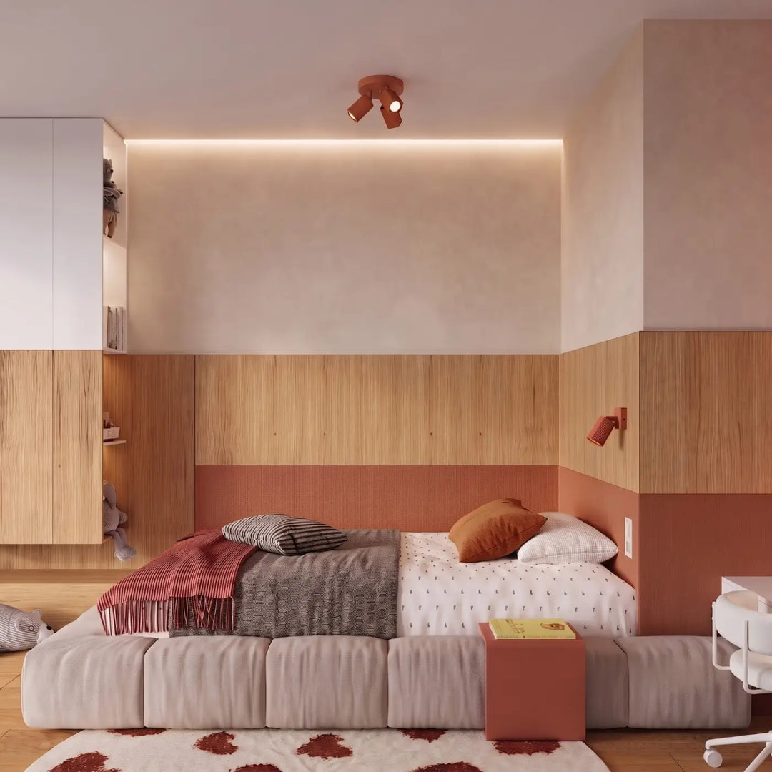 Plafonnier Rayo ocre rouge à 3 spots orientables au plafond d'une chambre