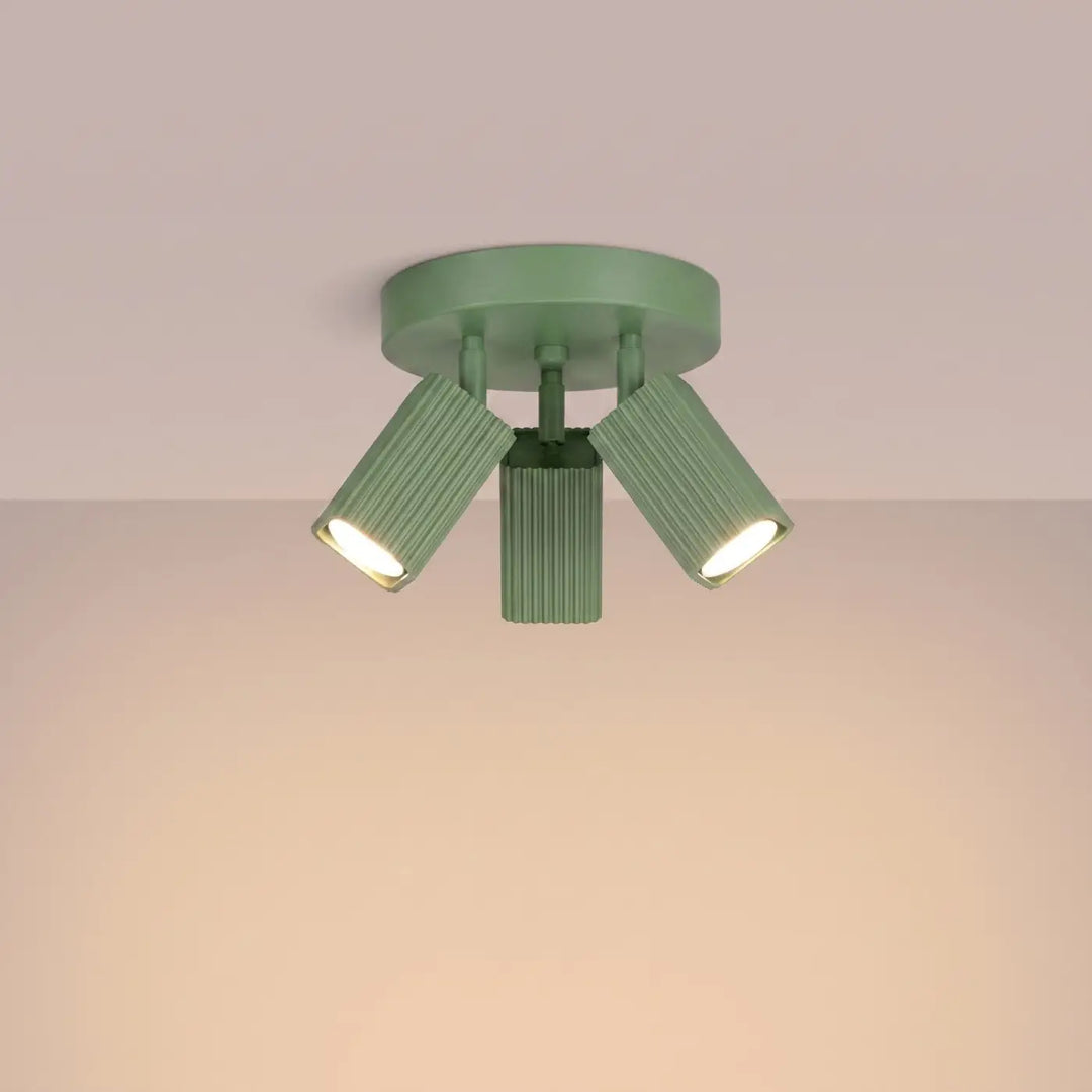 Plafonnier Rayo sauge à 3 spots orientables, allumé