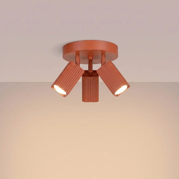Plafonnier Rayo ocre rouge à 3 spots orientables, allumé