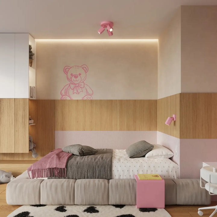 Plafonnier Rayo rose à 3 spots orientables au plafond d'une chambre
