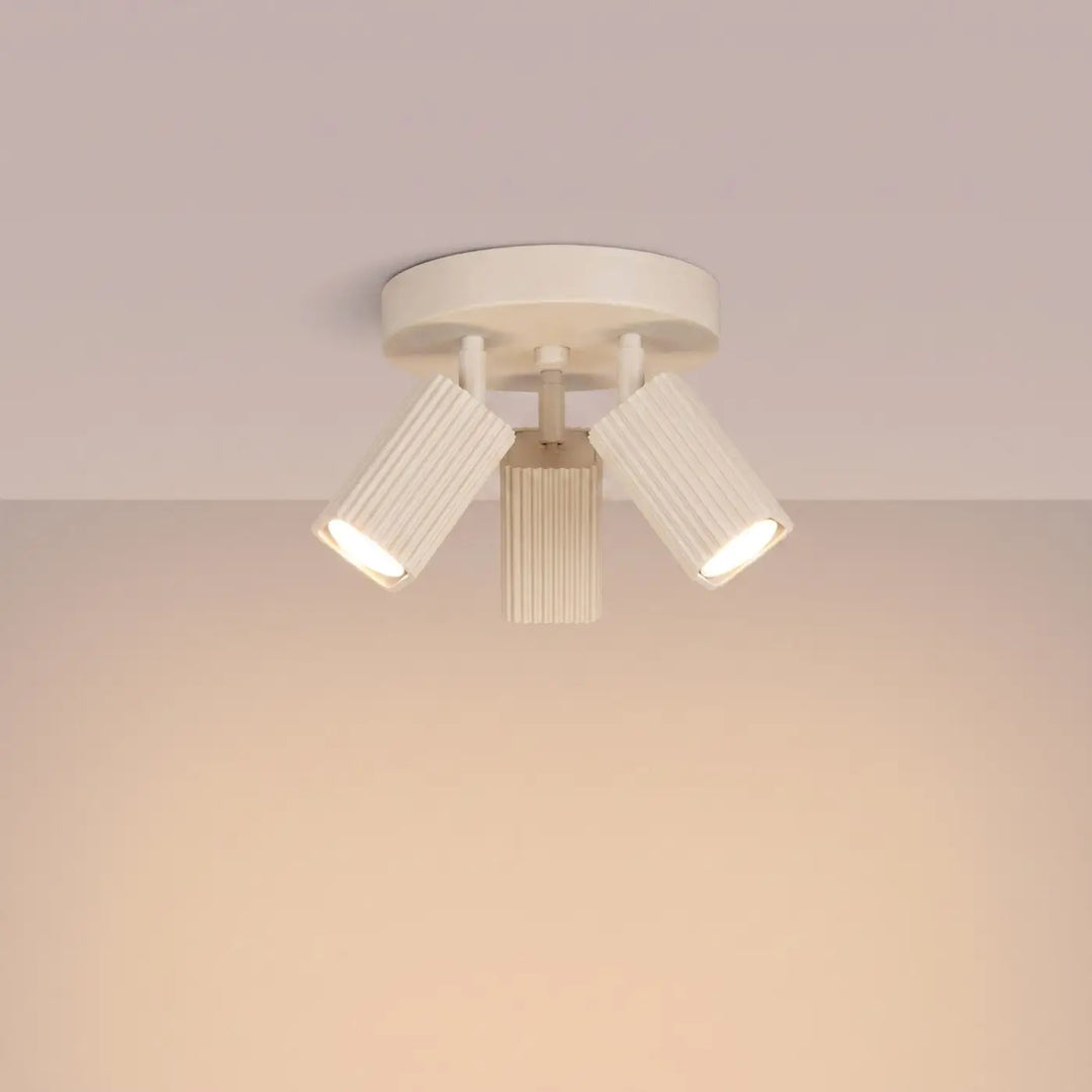 Plafonnier Rayo beige à 3 spots orientables, allumé