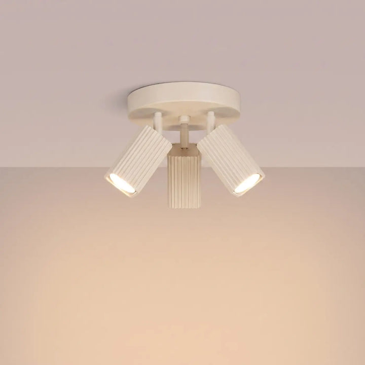 Plafonnier Rayo beige à 3 spots orientables, allumé