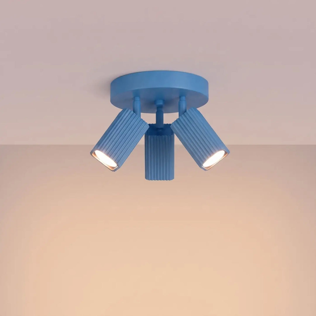 Plafonnier Rayo bleu azur à 3 spots orientables, allumé
