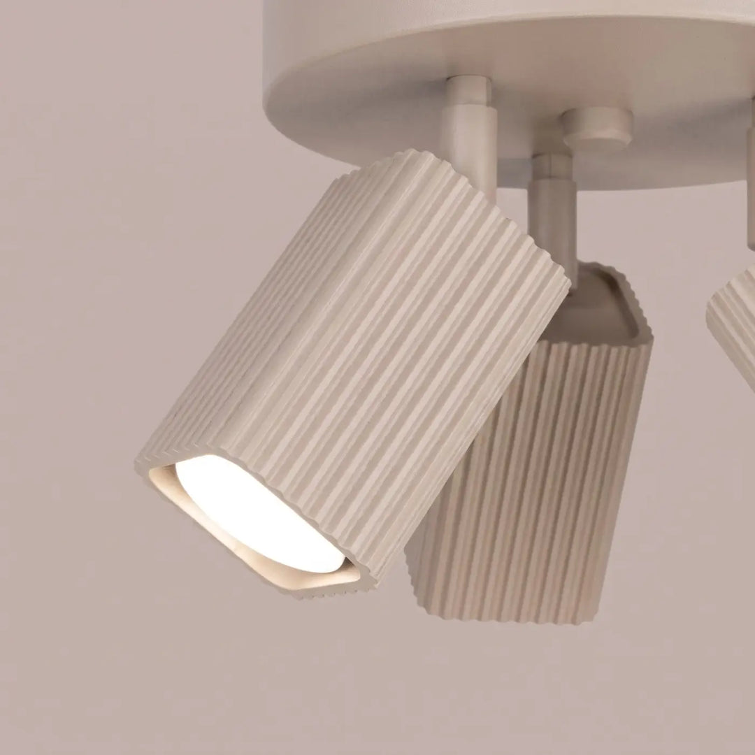 Plafonnier Rayo taupe à 3 spots orientables, détail des cannelures