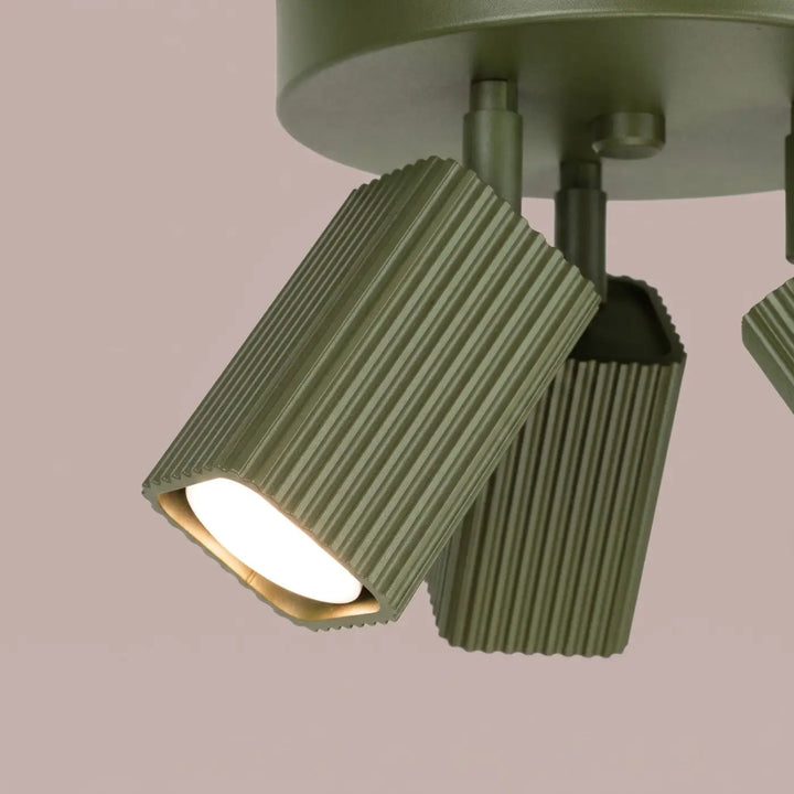 Plafonnier Rayo vert olive à 3 spots orientables, détail des cannelures