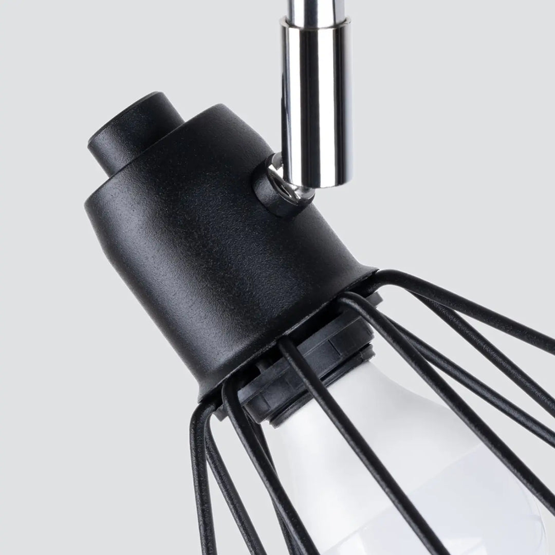 Luminaire plafonnier noir, abat-jour grillagé vu de près