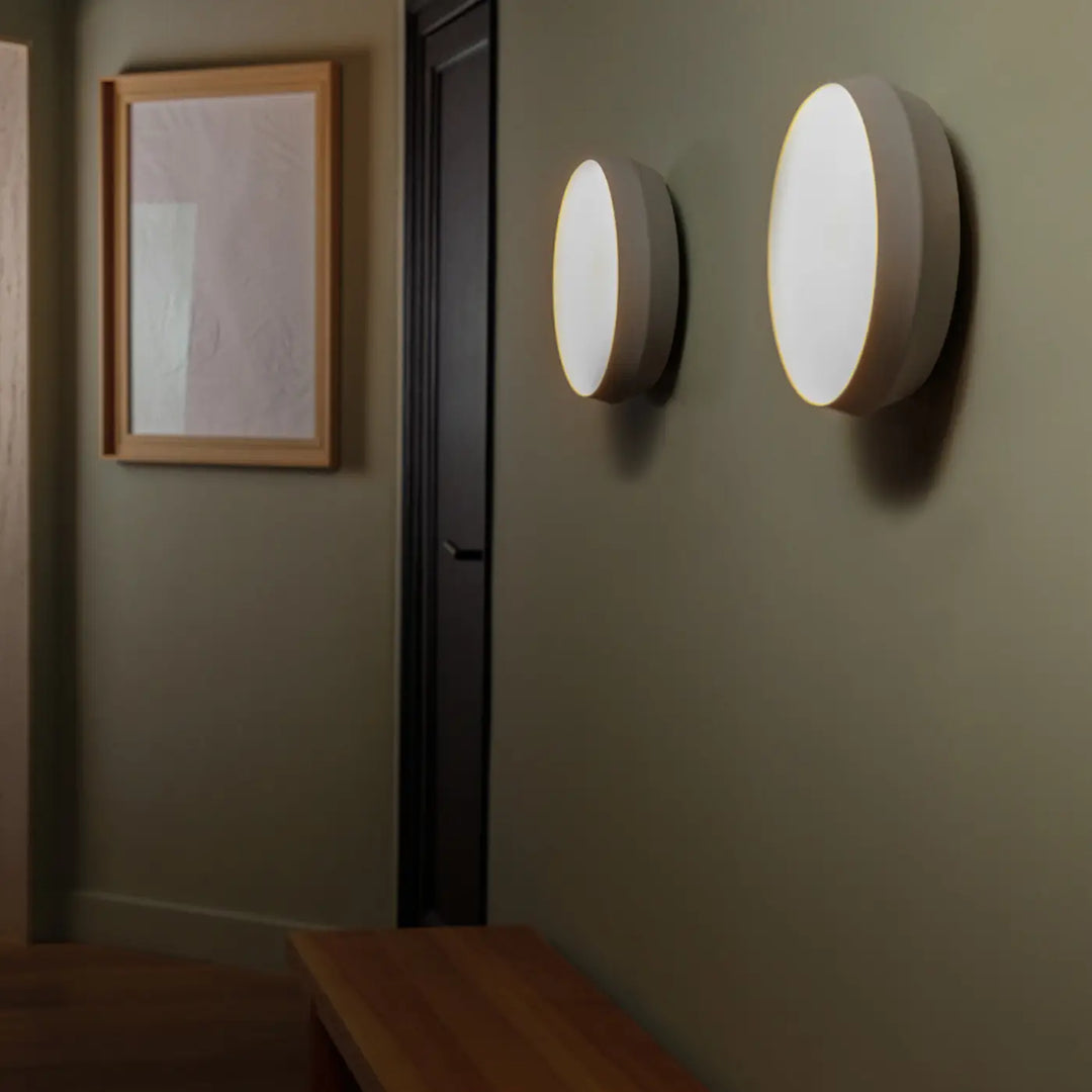 Luminaire Shoku gris et blanc dans une pièce