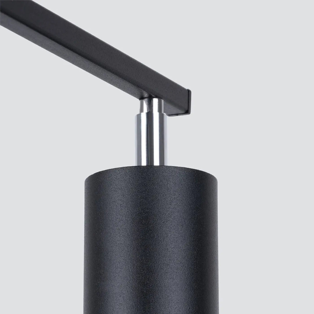 Luminaire plafonnier noir, spot orientable vu de près