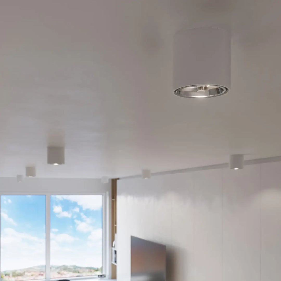 Plafonnier tiube blanc en forme minimaliste avec un bord métallique pour un éclairage moderne plafonnier moderne