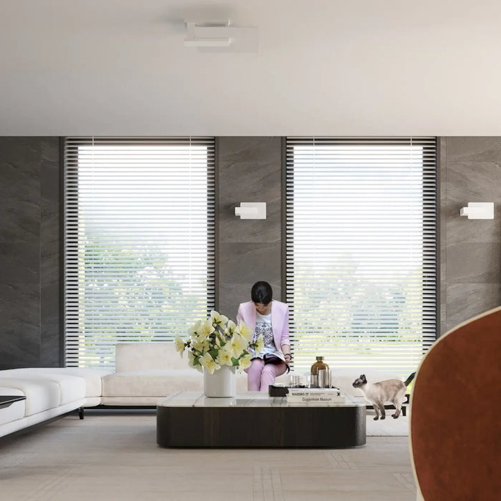 Luminaire plafonnier blanc dans un salon