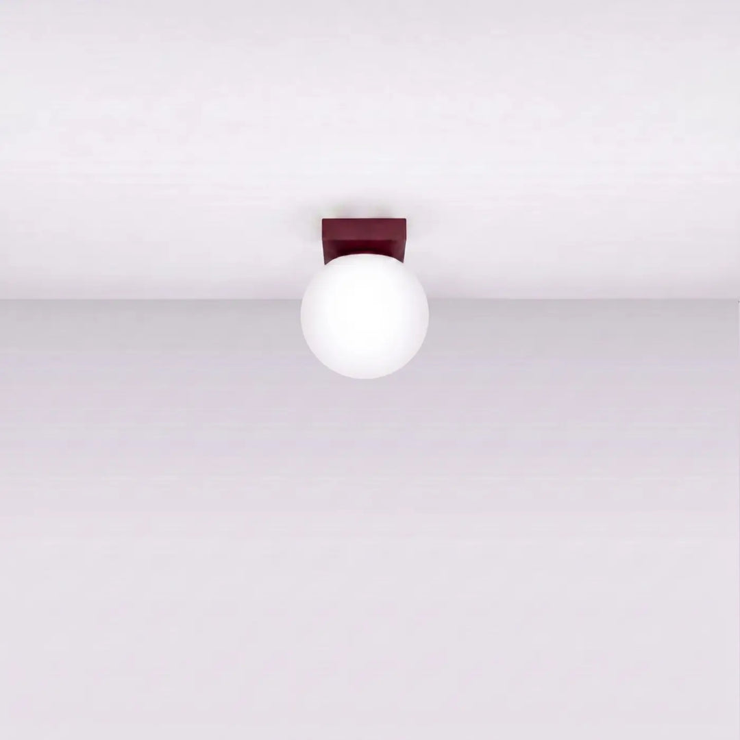 Luminaire Plafonnier bordeaux éteinte, vue rapprochée