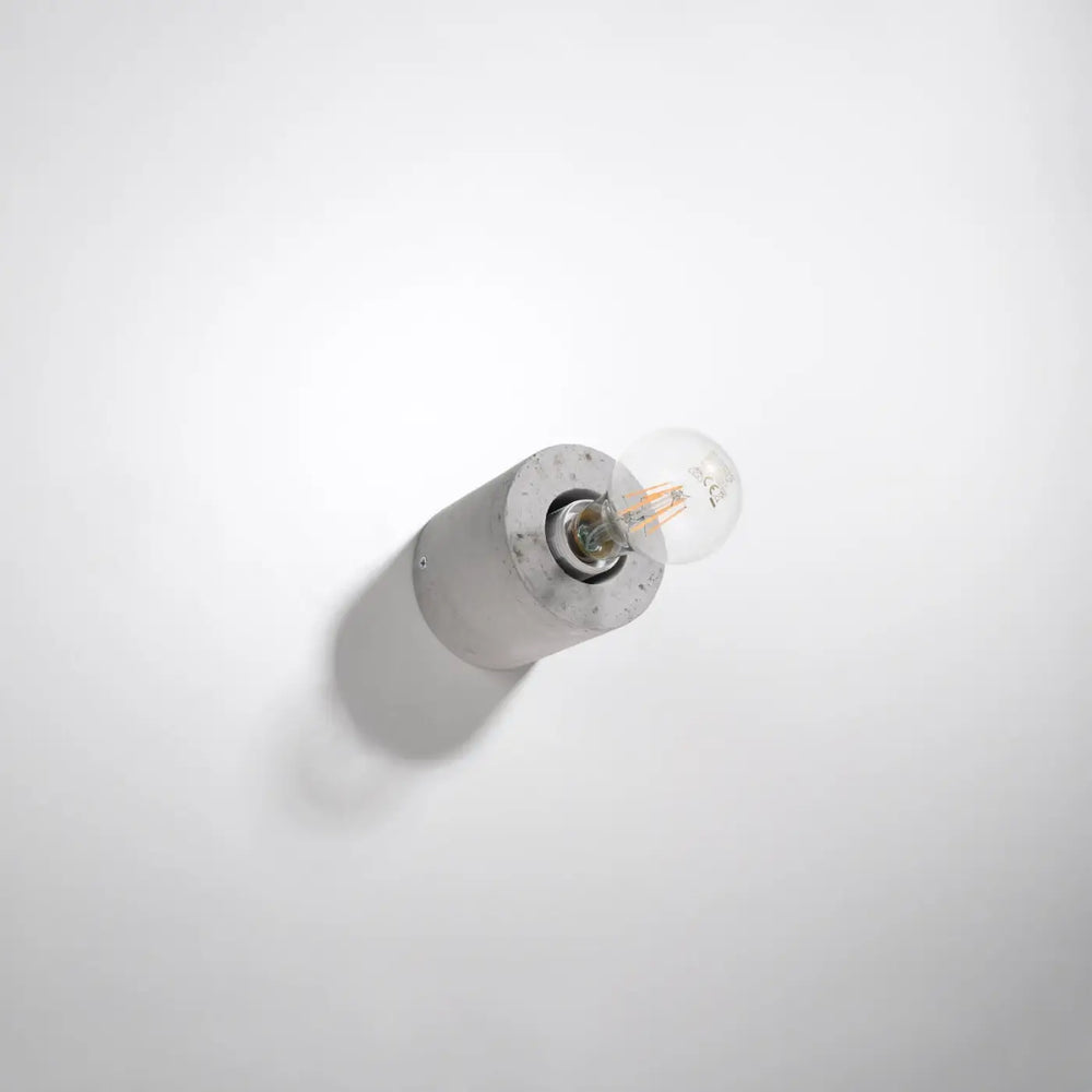 Applique murale salgado en béton avec ampoule en verre clair pour un style loft épuré et moderne